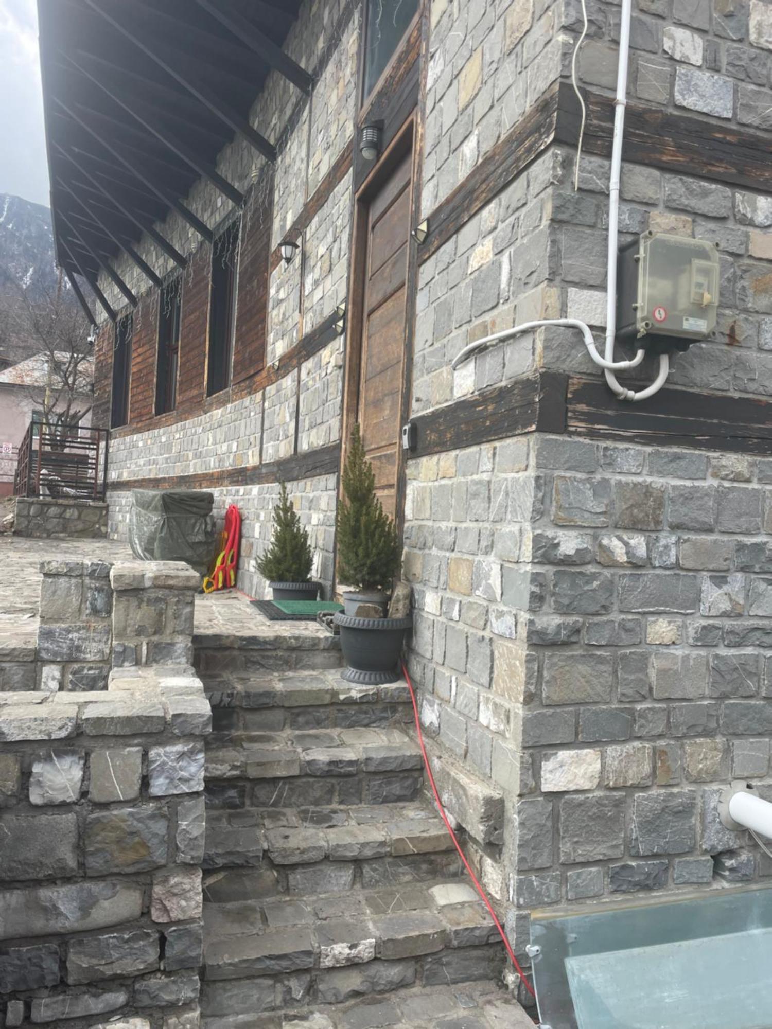Villa Casuta De Piatra Buşteni Exterior foto